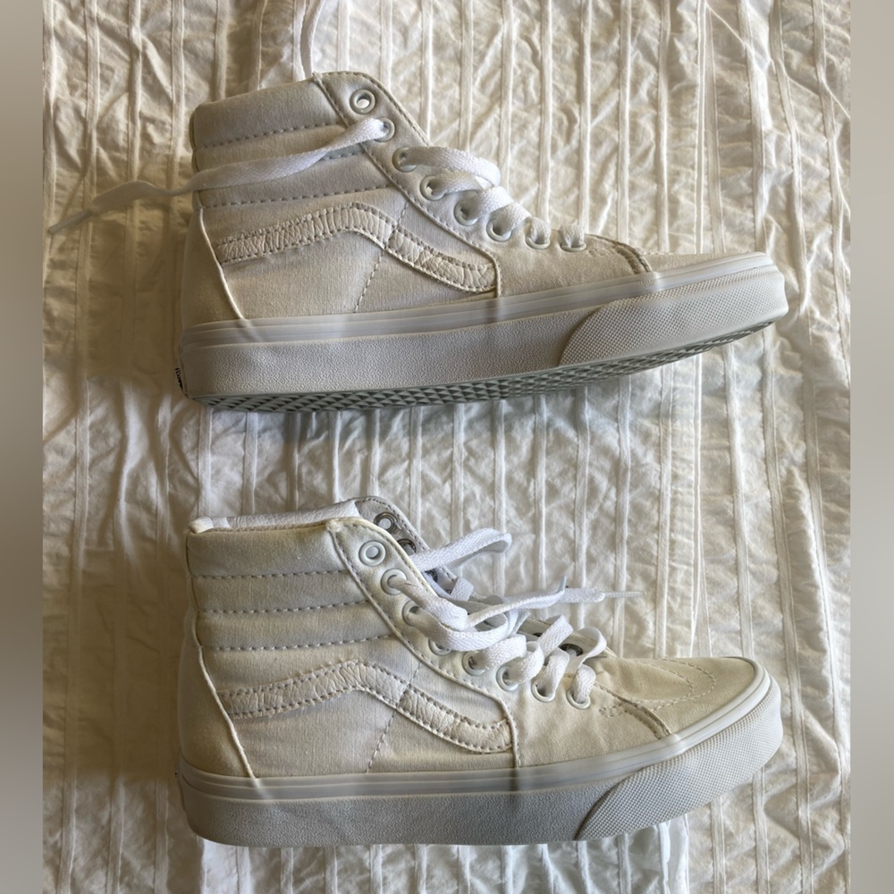 SK8-HI TAPERED CANVAS VANS. TRUE WHITE (women’s size 7/ men’s 5.5)